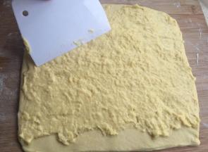 涂上卡仕达酱，靠前的2厘米不涂