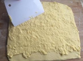 涂上卡仕达酱，靠前的2厘米不涂