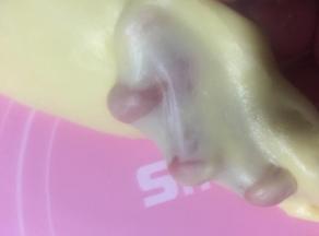 主材里的面团材料揉出薄膜。