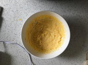 搅打均匀的黄油