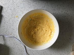 搅打均匀的黄油
