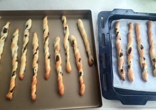 烤箱预热210度，烤18-20分钟。（两盘要一盘一盘烤哦。晚烤的可以放入冰箱冷藏一会儿，延缓发酵）