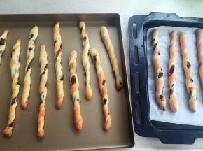 烤箱预热210度，烤18-20分钟。（两盘要一盘一盘烤哦。晚烤的可以放入冰箱冷藏一会儿，延缓发酵）