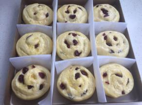 烤箱30度发酵到1.5倍（温度不能再高，黄油多的缘故）刷上蛋黄液，筛些细砂糖。