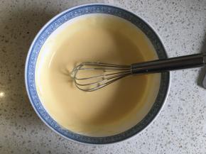 把打发的淡奶油倒入芝士糊中，搅打均匀至顺滑状态