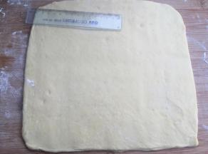 发酵后拿出擀成24*24厘米的方块
