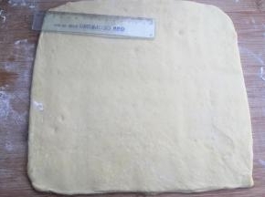 发酵后拿出擀成24*24厘米的方块