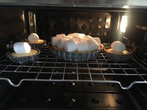 取出烤好的芝士派，均匀放上原味棉花糖，放入烤箱继续烤5分钟