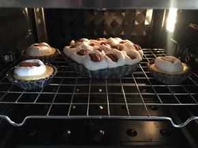 放入烤箱继续烤5-10分钟，棉花糖烤到表面焦黄即可