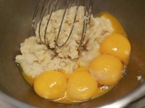 磕入蛋黄