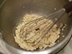 低粉筛入油奶混合物内，拌匀