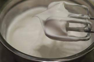 将蛋清磕入打蛋盆内，滴入柠檬汁，分三次将细砂糖加入蛋清内，打发至干性发泡