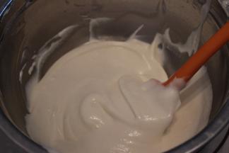 蛋白和蛋黄糊混合均匀