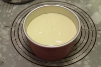 倒入学厨的六寸加高模内，轻震去气泡