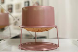 出炉轻震模具后倒扣在晾架上