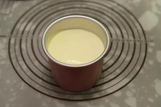 倒入学厨的四寸加高模内，轻震去气泡