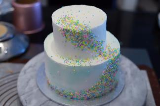 将奶油层一层均匀地抹在蛋糕上（可以适当加入喜欢的水果当夹层），抹好蛋糕的外面