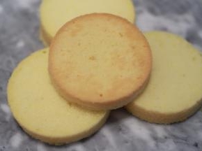 将两个蛋糕分别平均切成四块
