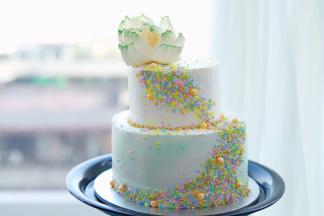 摆放好装饰的油纸花，在用金色的糖珠装饰