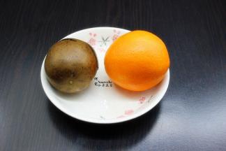 准备食材：罗汉果、橙子；