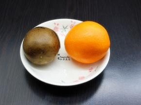 准备食材：罗汉果、橙子；