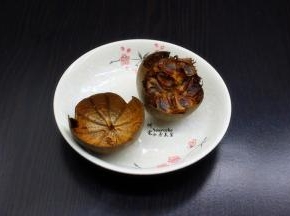 罗汉果去壳，取中间的籽