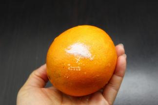 橙子用盐均衡的揉搓外皮，饼用清水洗去盐味；