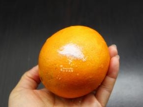 橙子用盐均衡的揉搓外皮，饼用清水洗去盐味；