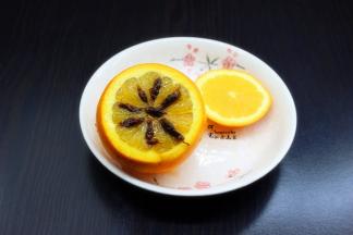 罗汉果的籽，均匀的插入橙子上；