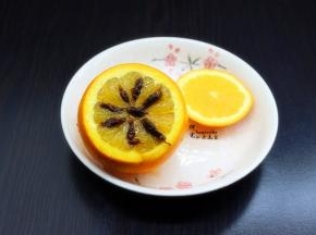 罗汉果的籽，均匀的插入橙子上；