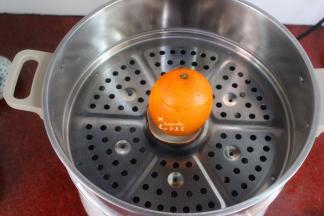 清水煮沸，放入蒸锅，盖上盖子；