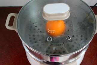 中小火蒸12分钟，蒸好焖3分钟，取出。PS：火的大小不同，蒸熟时间略有不同。