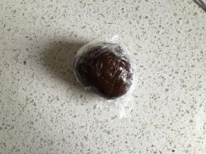 揉成团即可，不要过度揉，包上保鲜膜放冰箱冷藏20分钟