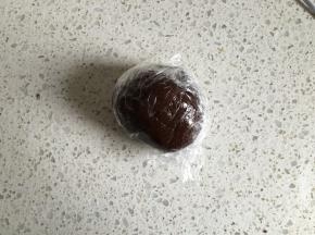 揉成团即可，不要过度揉，包上保鲜膜放冰箱冷藏20分钟