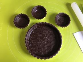 放入6寸菊花派盘中，按压紧，去掉多余的面皮，剩余的面团还可以再做三个小的蛋挞模具，派皮用叉子插孔，防止烤制的时候突起