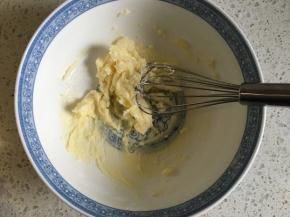 芝士派馅制作：奶油奶酪室温软化，加入细砂糖搅打顺滑