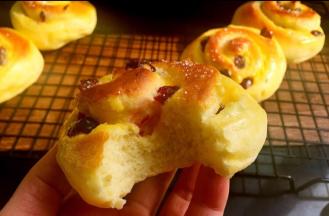 烤箱预热上下火210度，烤12分钟出炉。