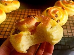 烤箱预热上下火210度，烤12分钟出炉。