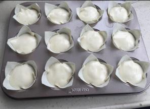 用勺子放入模具里