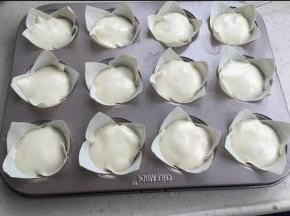 用勺子放入模具里