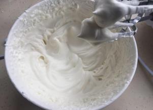 淡奶油加入10克细砂糖打发到起纹路。