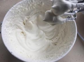 淡奶油加入10克细砂糖打发到起纹路。