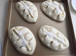 在长条里放入切好的黄油条，撒细砂糖。（如烤箱前喷点水在面团上）