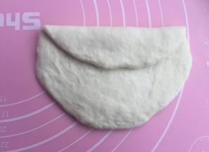 擀成圆片，从远端折过来1/3