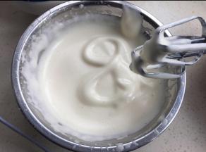 全蛋加入细砂糖，打发到画8字不消