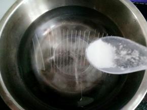 锅中烧水放少许盐