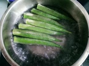 放入秋葵烫一下