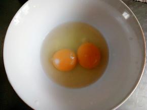 准备两个鸡蛋