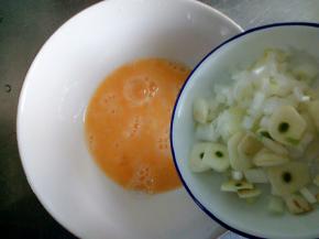 葱切末，蒜切片，放入鸡蛋汁中