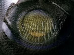 热锅中放油